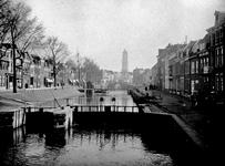 128403 Gezicht op de Weerdsluis in de Vecht te Utrecht, met links de Bemuurde Weerd O.Z. en rechts de Bemuurde Weerd W.Z.